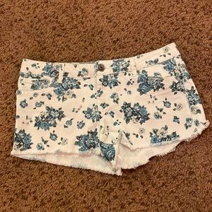 Cute white flower denim shorts
